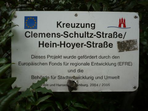 Kreuzung Clemens-Schultz-Str. / Hein-Hoyer-Str. Dieses Projekt wurde gefördert durch den Europäischen Fonds für regionale Entwicklung (EFRE) und die Behörde für Stadtentwicklung und Umwelt Freie und Hansestadt Hamburg, 2004/2005